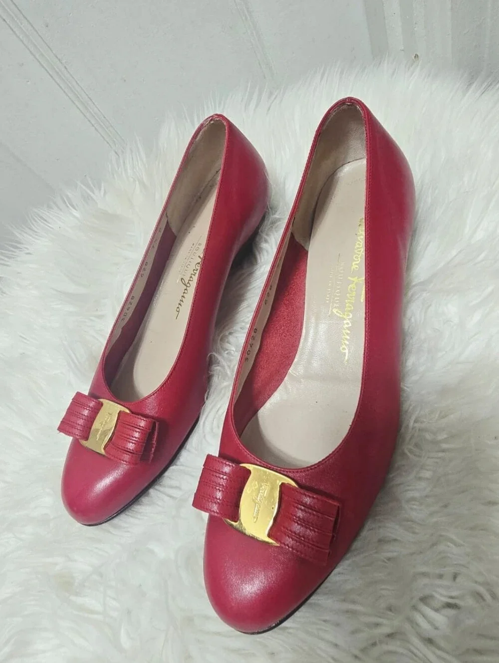 Salvatore Ferragamo Red Vara Ribbon Round-Toe Pumps Women's Size 7.5B